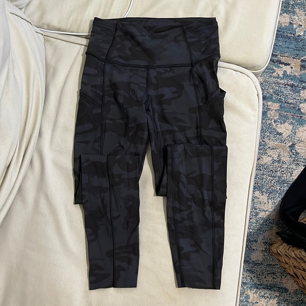 Lululemon black gray incognito camo fast and free 25” EUC leggings